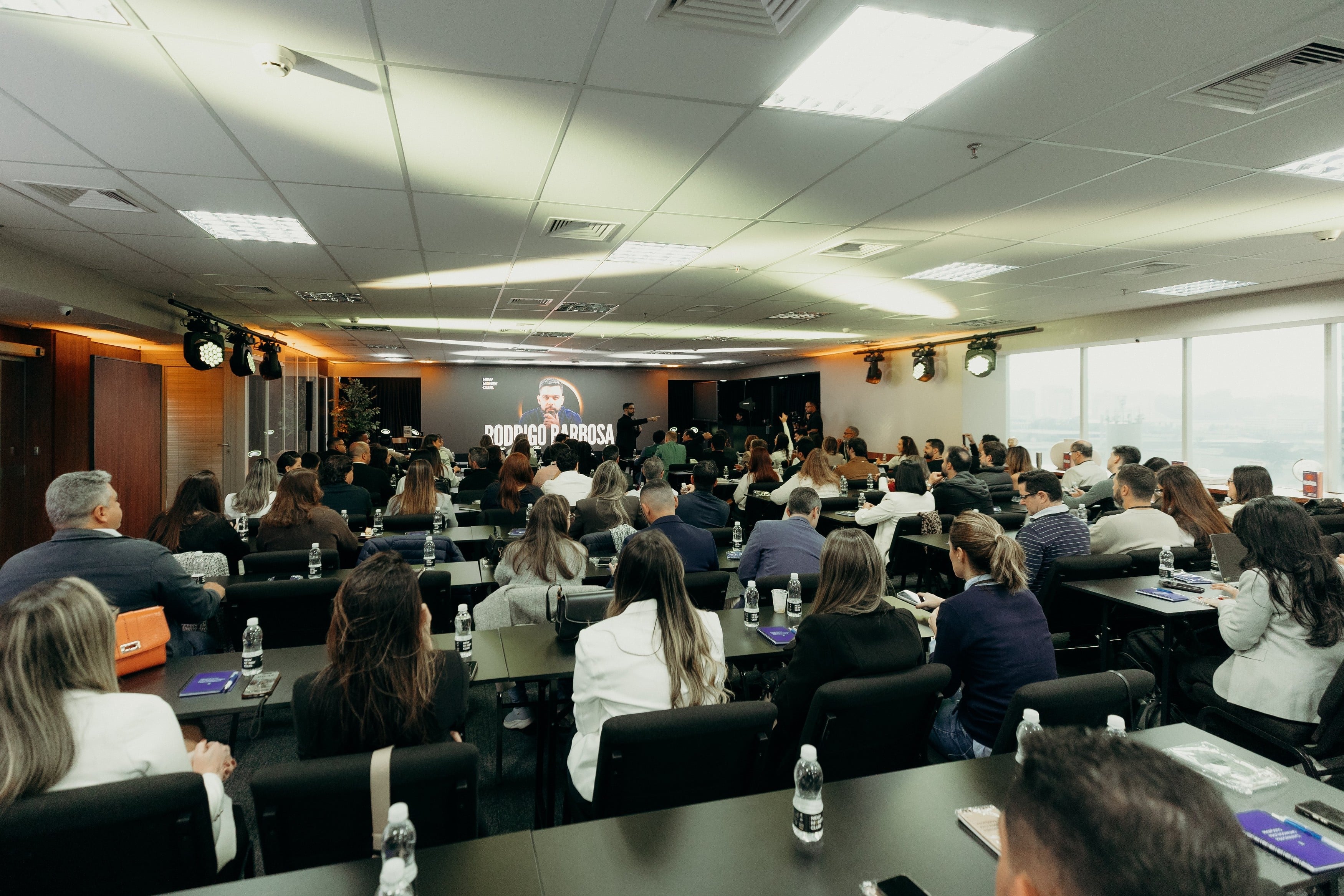 Plateia de empresários no New Money Day